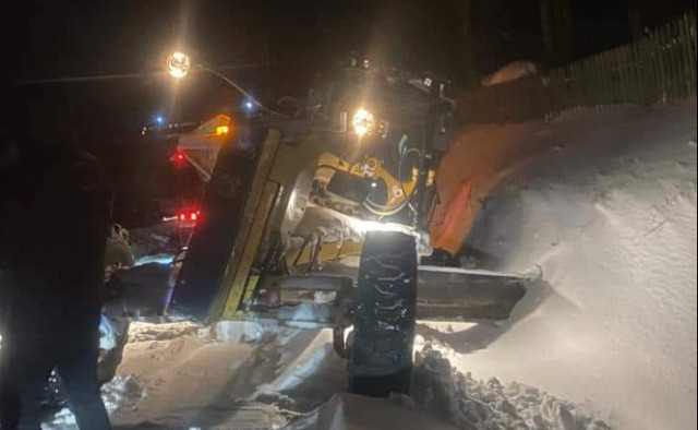На Львівщині перекинувся грейдер, що розчищав сніг