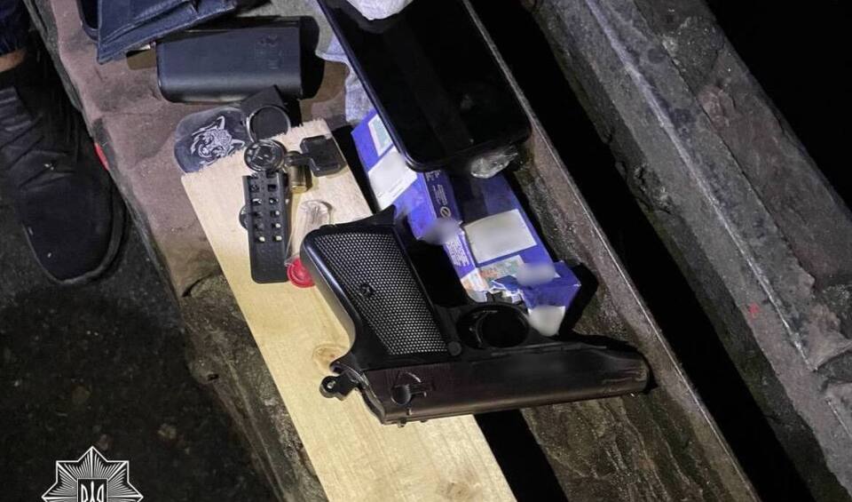 У Львові озброєні пістолетом та гранатою підлітки напали на перехожого 
