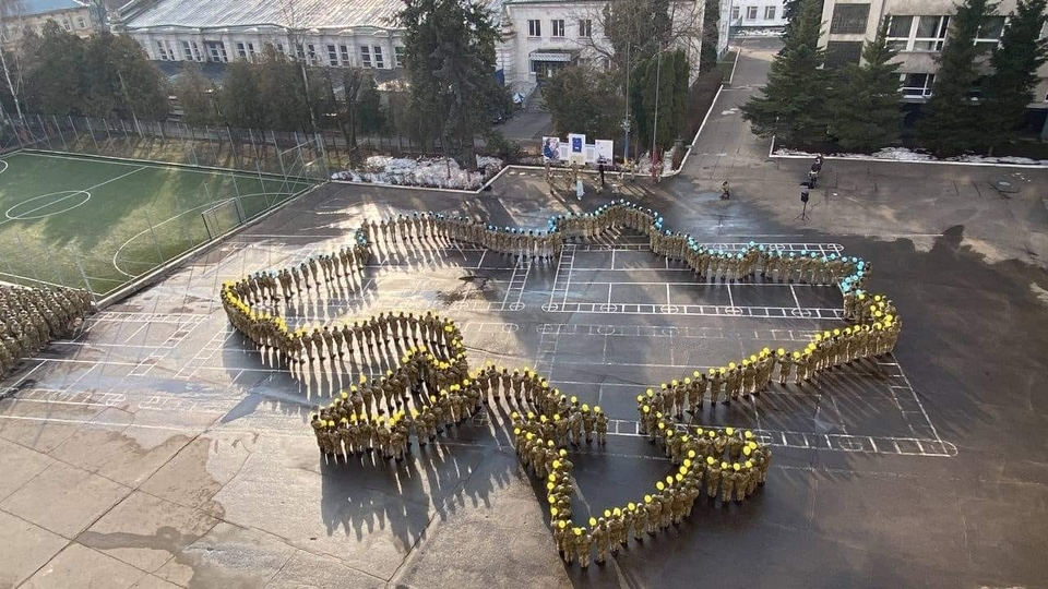 Курсанти Академії сухопутних військ створили у Львові «живу» мапу України.