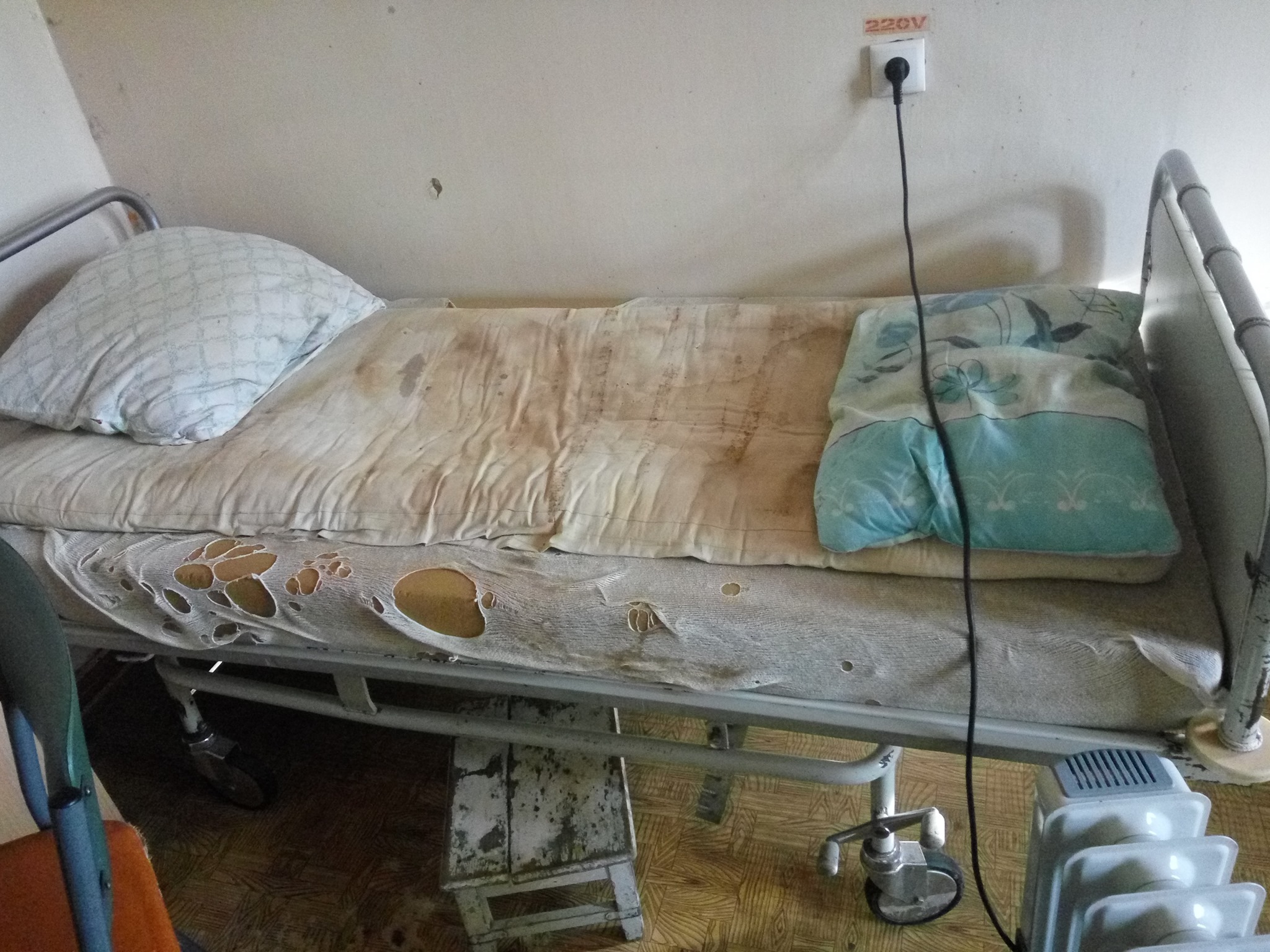 Лежачий больной без еды и воды. Обшарпанная больница на Украине. Ужасная кровать в больнице. Ужасные условия в больнице. Ужасная палата в больнице.