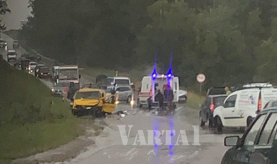 Через потрійну аварію на Львівщині ускладнений рух транспорту