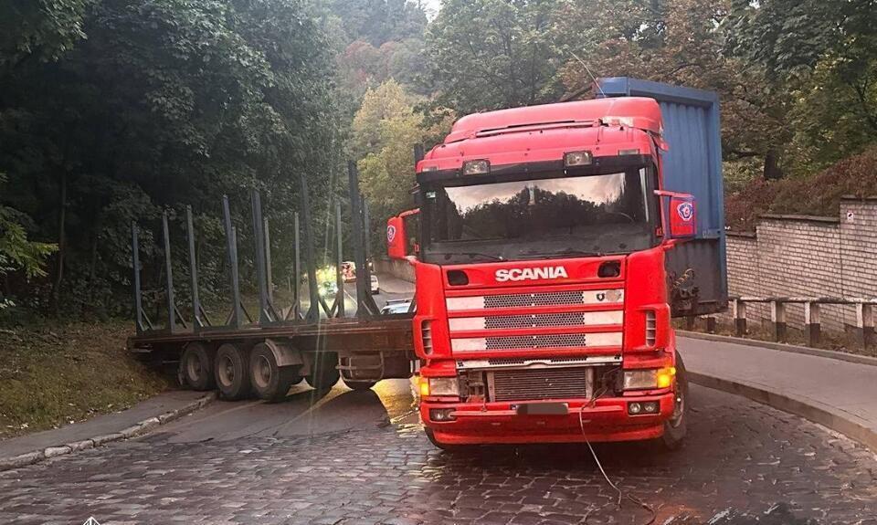 У Львові вантажівка застрягла на підйомі та заблокувала рух транспорту