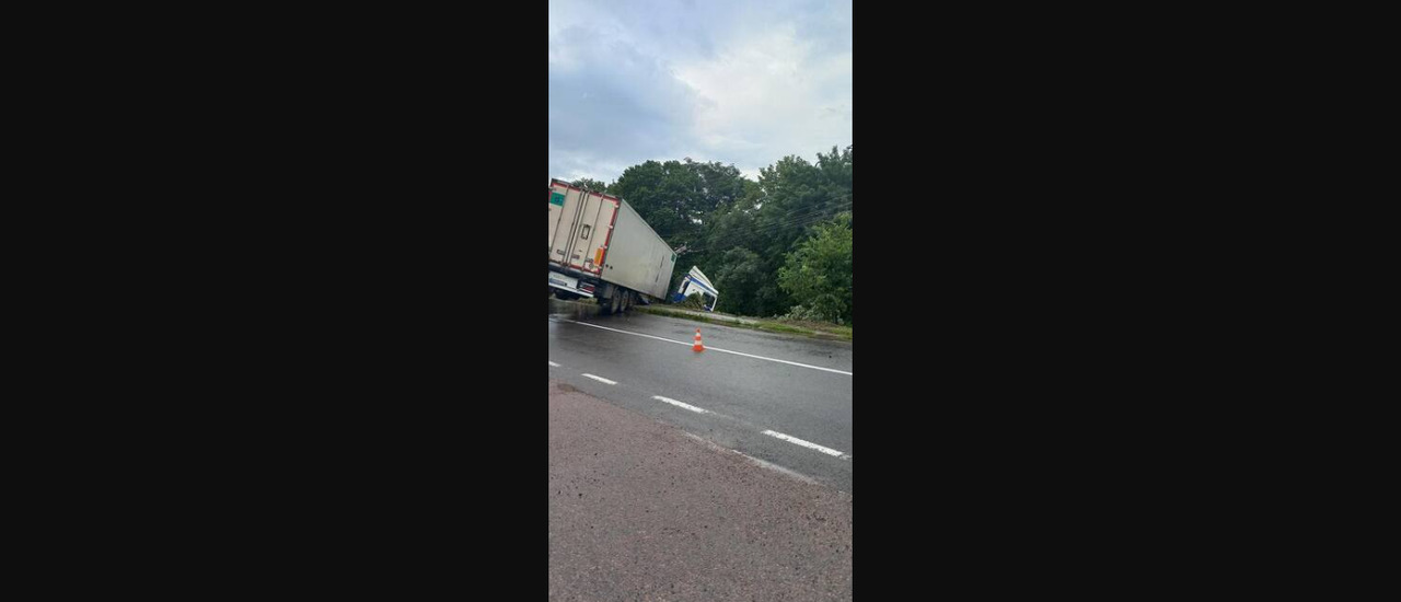 На Львівщині вантажівка злетіла в кювет