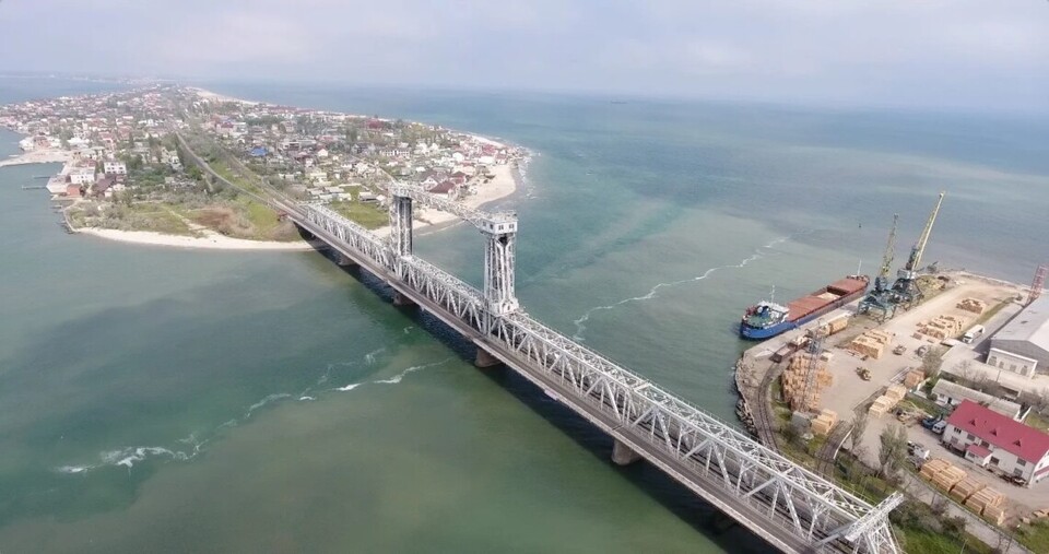 Загарбники випустили дві ракети по мосту через Дністровський лиман