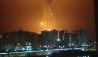 У Києві на 9-поверховий житловий будинок впав збитий російський літальний апарат, спалахнула пожежа