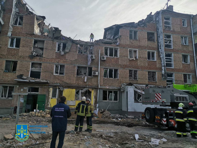 Окупанти завдали ракетного удару по багатоповерховому будинку в Миколаєві, є загиблі