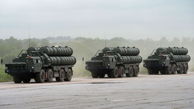 У білорусі помітили колону російських зенітних ракетних систем С-400 «Тріумф»