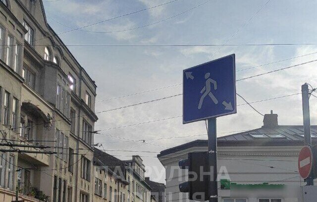 У Львові на жвавому перехресті встановили новий дорожній знак