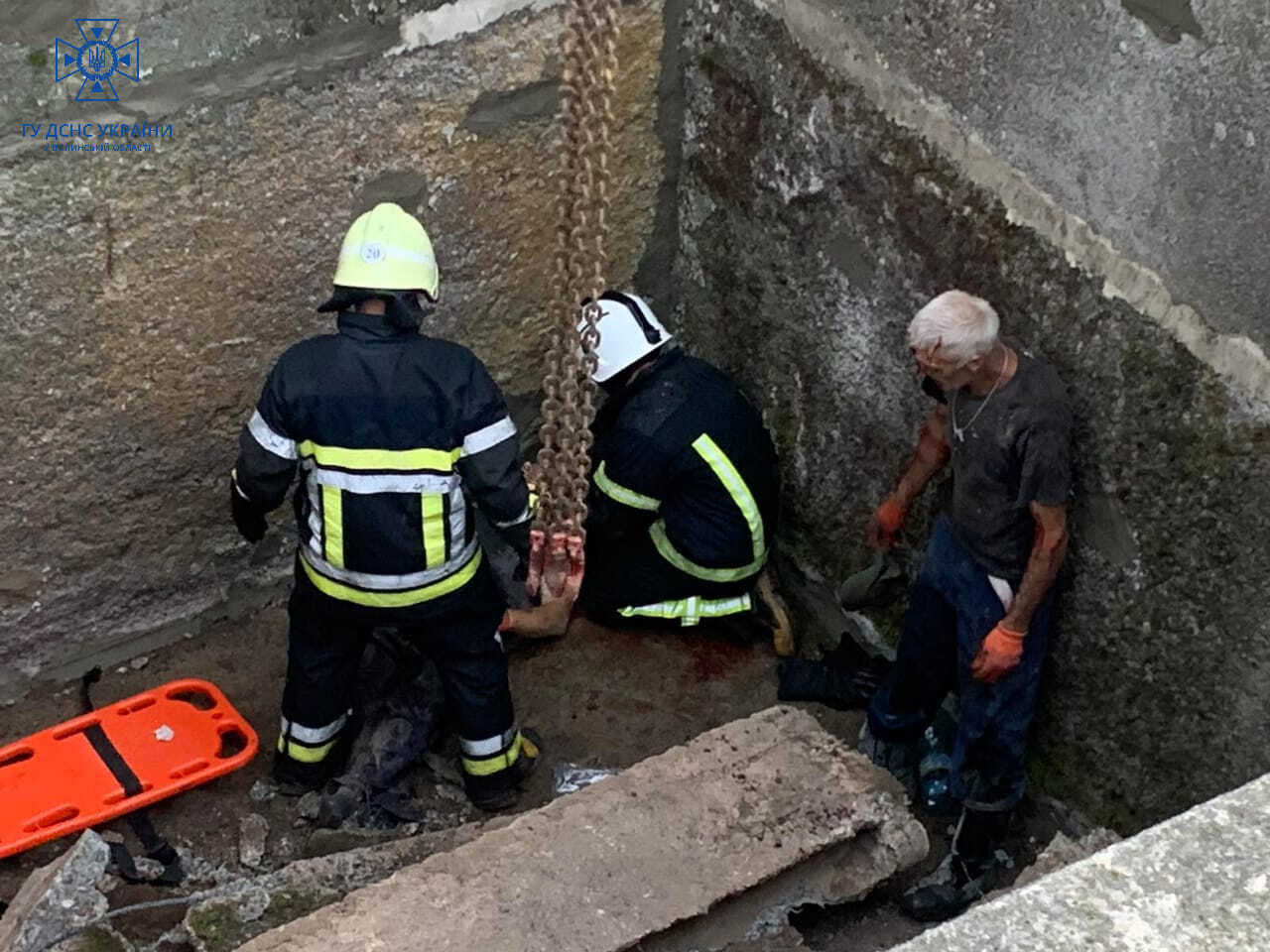 У Волинській області бетонна плита впала на чоловіків