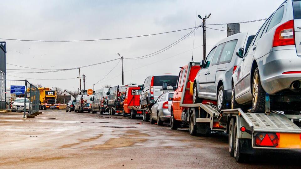 На кордонах України виникли кілометрові черги через охочих безкоштовно розмитнити авто