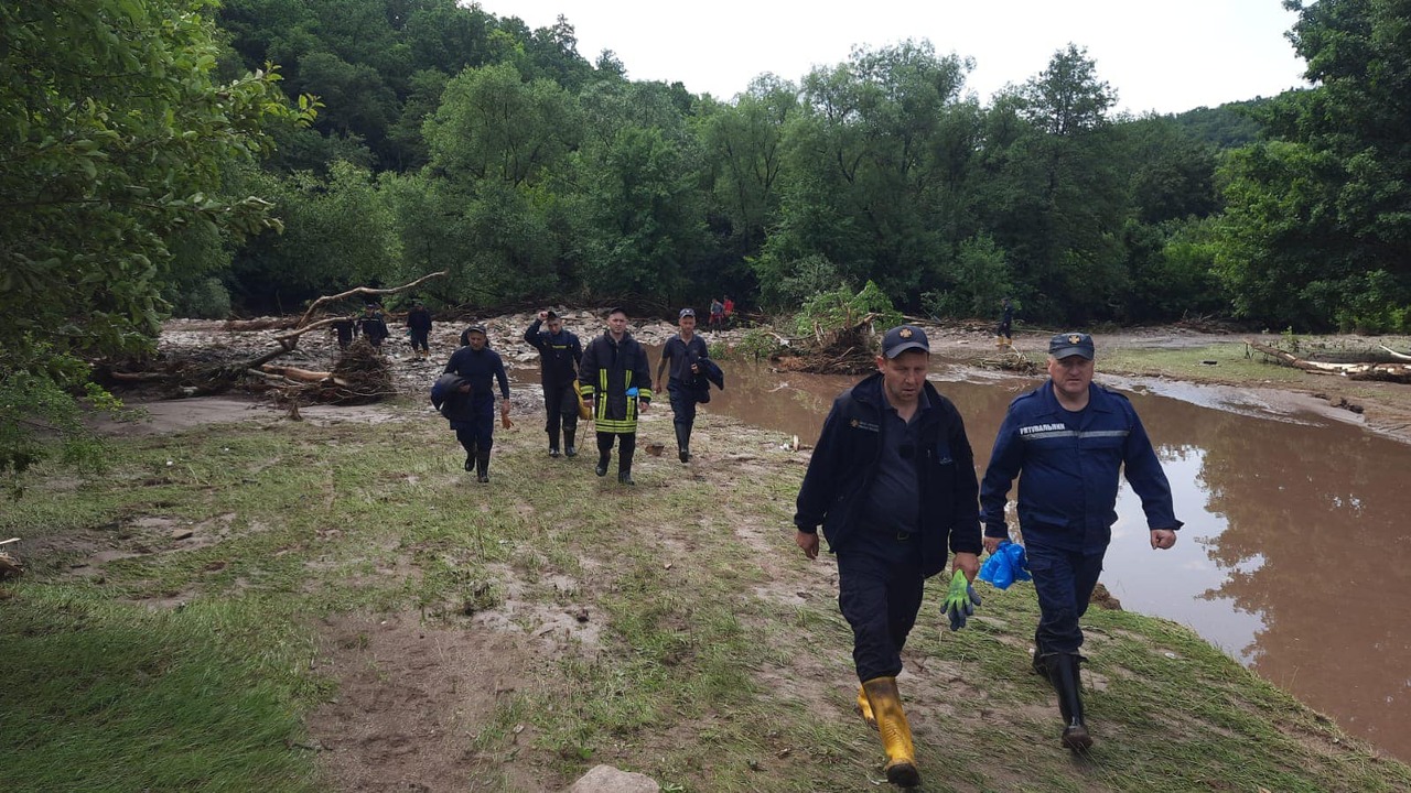 На Тернопільщині потік дощової води зніс з мосту автомобіль: загинув водій та двоє дівчат