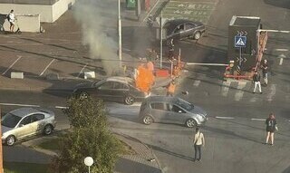 Ймовірно, вибухнула газова установка: у Львові спалахнув «Мерседес»