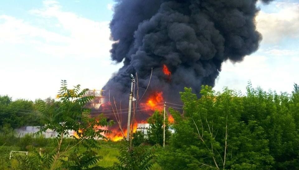 У Запорізькій області спалахнула масштабна пожежа на хімзаводі: що відомо