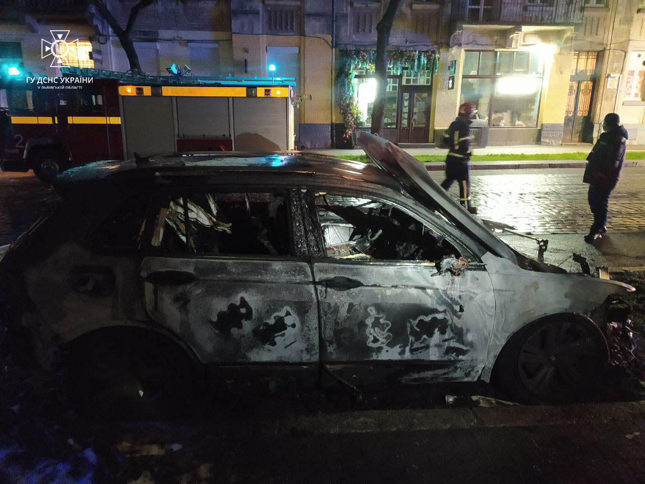 У Львові спалахнули припарковані авто «Фольксваген» та «Мерседес»