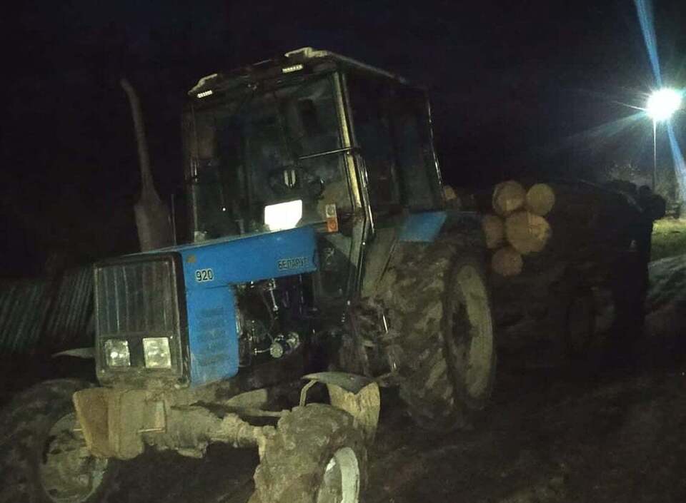 У Червоноградському районі чоловік трактором вивозив незаконно зрубану деревину.