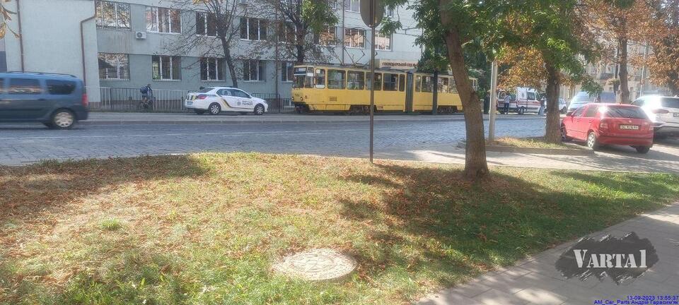 Під трамвай у Львові потрапила дівчина