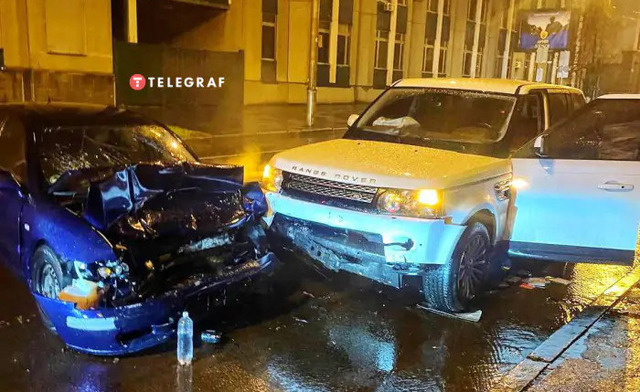 Показали перші фото аварії у Києві за участю актора Ступки