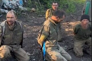 Українські військові взяли в полон російських солдатів 
