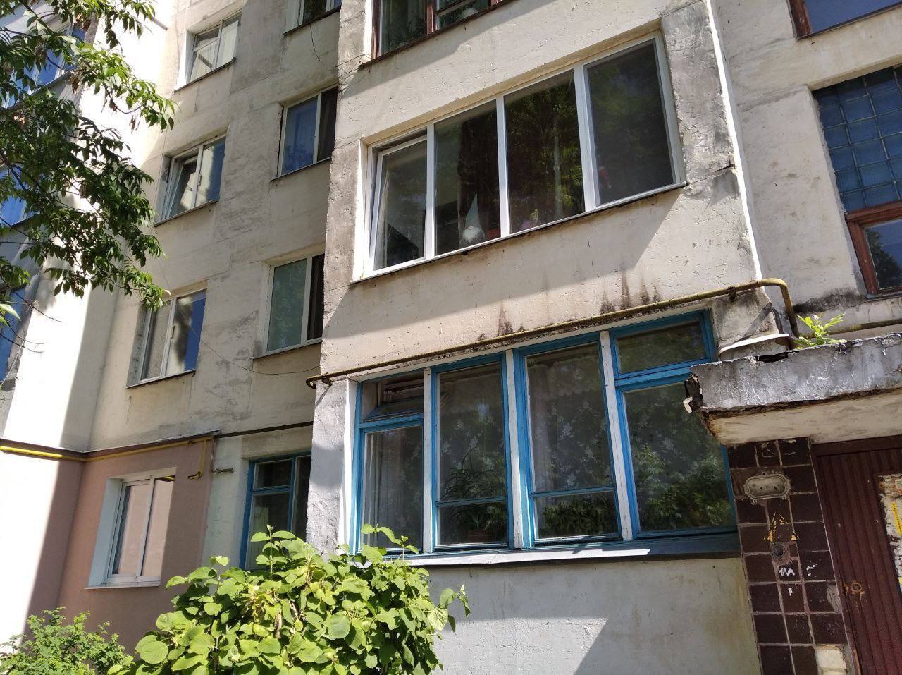 На Київщині маленька дитина випала з вікна 