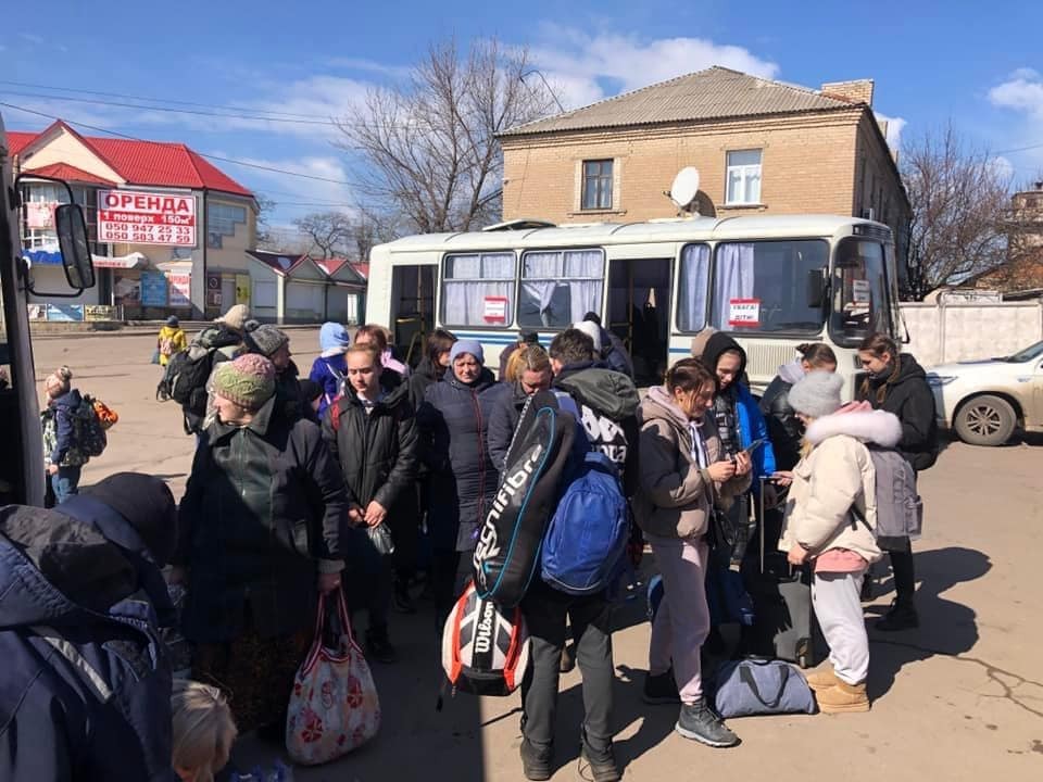 Люди прямують у західні області України: із Луганщини евакуювали 700 осіб