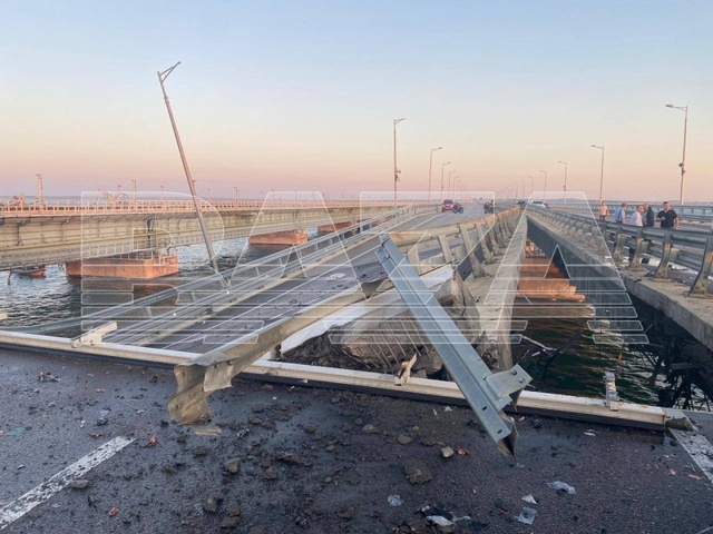На Кримському мосту пролунали потужні вибухи, утворився багатокілометровий затор