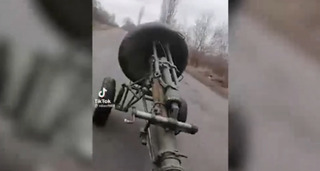 Троє українців на мотоциклі присоромили армію рашистів та викрали міномет. Відео