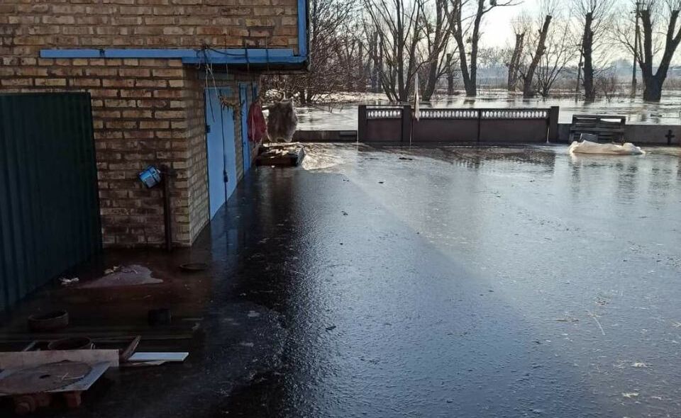 Через зруйновану дамбу на Київщині підтопило село, в якому тривають бої з рашистами. Фото