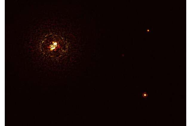 Екзопланета (праворуч знизу) та її два сонця (ліворуч).