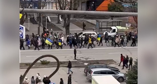 Сотні мешканців Мелітополя вийшли на протест проти російських орків (відео)