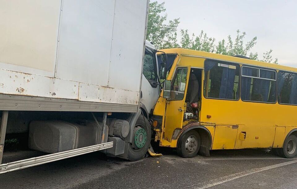 На Львівщині вантажівка влетіла в маршрутку з пасажирами