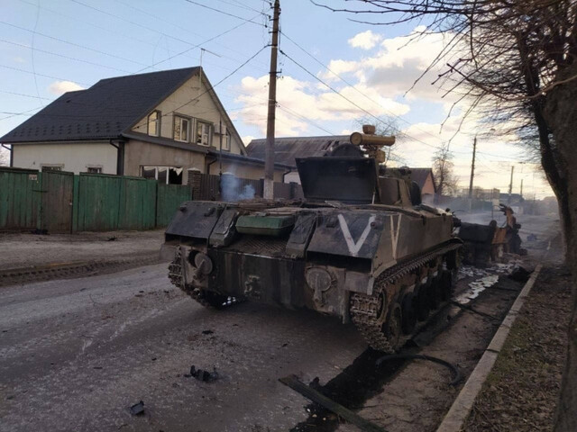 СБУ перехопила розмову окупанта: хизувався, що танком переїхав авто біля Києва