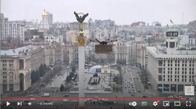 У Києві під час трансляції Reuters в кадр потрапив дрон з написом "продам гараж" та номером російського посольства.