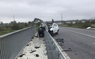 На Львівщині водій джипа заснув за кермом та влетів у відбійник на мості