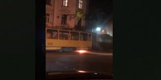 Біля львівського вокзалу ввечері спалахнув трамвай