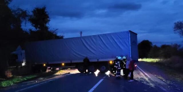 У Львівській області вантажівка розчавила легковик, є загиблий
