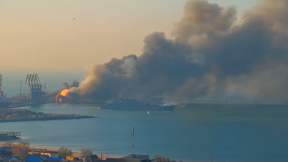 Росіяни намагаються підірвати затоплений українськими військовими корабель «Саратов»