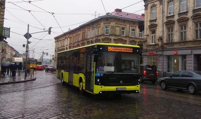 У Львові водій автобуса зачинив двері перед військовим з інвалідністю