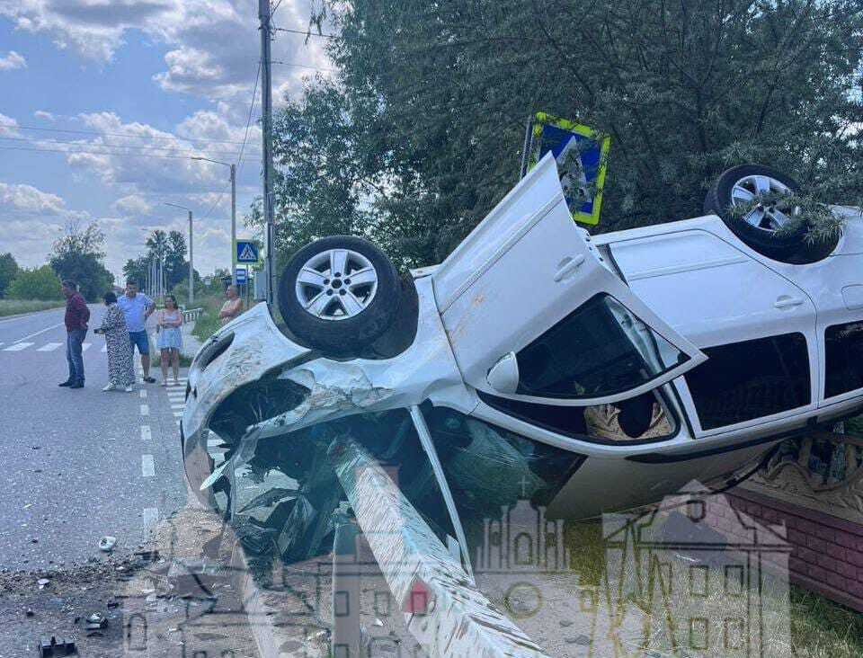 На Львівщині автомобіль пробило металевим відбійником