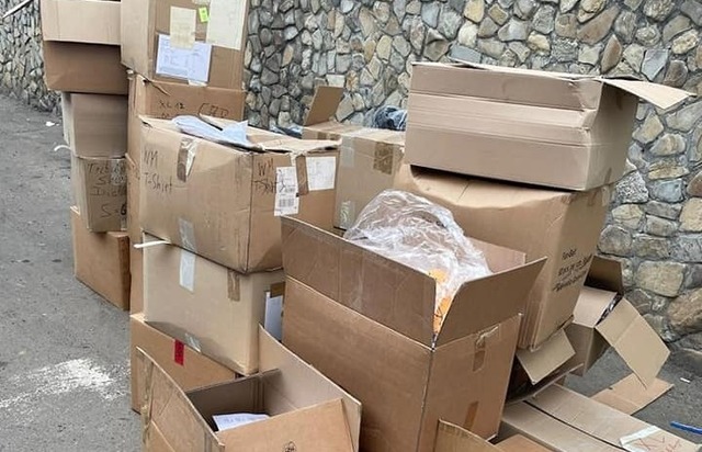 В Україну під виглядом гуманітарної допомоги намагалися провезти партію брендового одягу