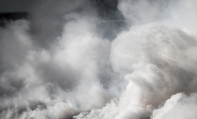 Поблизу Львова спалахнула масштабна пожежа: все затягнуло димом (відео)