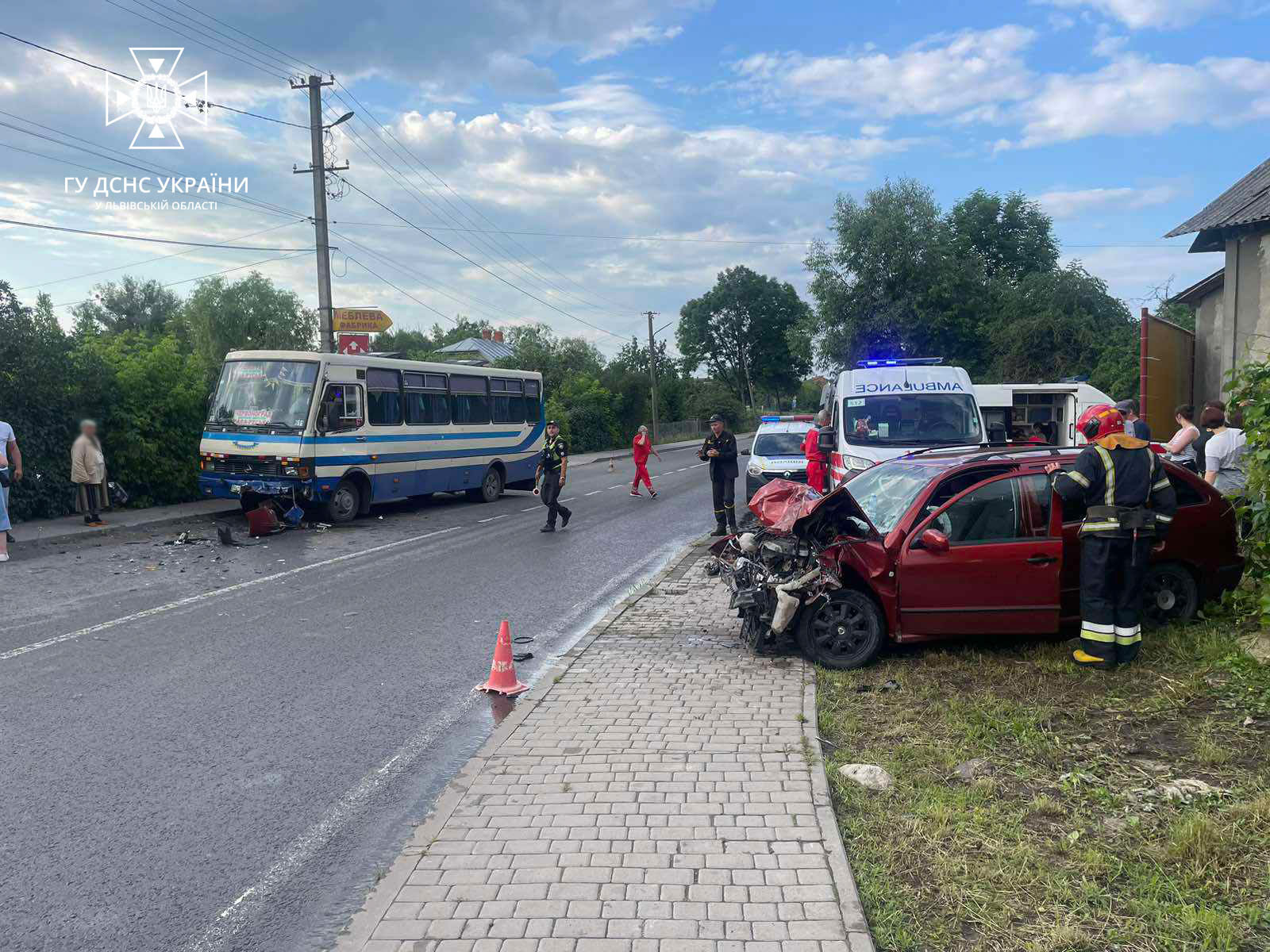 На Львівщині у ДТП потрапили рейсовий автобус із 20-ма пасажирами та легковик