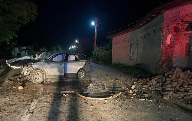 Вночі на Львівщині позашляховик на швидкості влетів у будинок