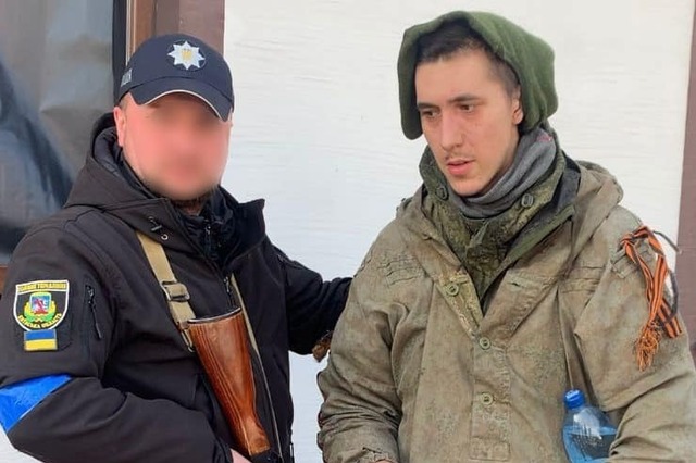 Розгублений та з георгіївською стрічкою: на Київщині затримали 23-річного російського кулеметника з Казані