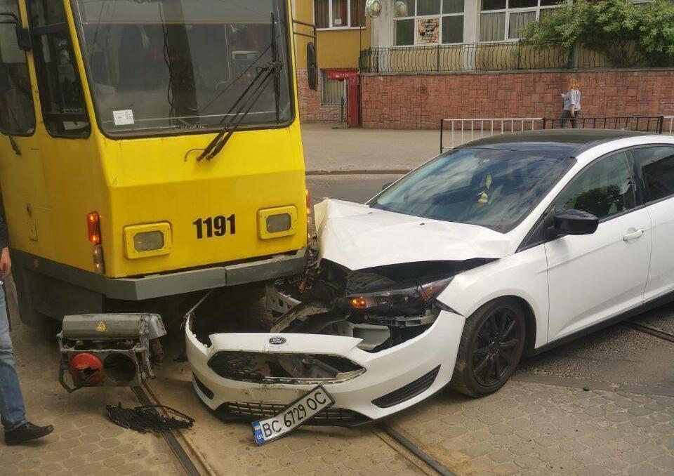 У Львові зіткнулися трамвай та авто: «Форд» сильно пошкоджений 