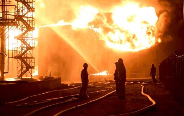 Окупанти завдали авіаудару ще 28 березня: на Рівненщині загасили пожежу на нафтобазі