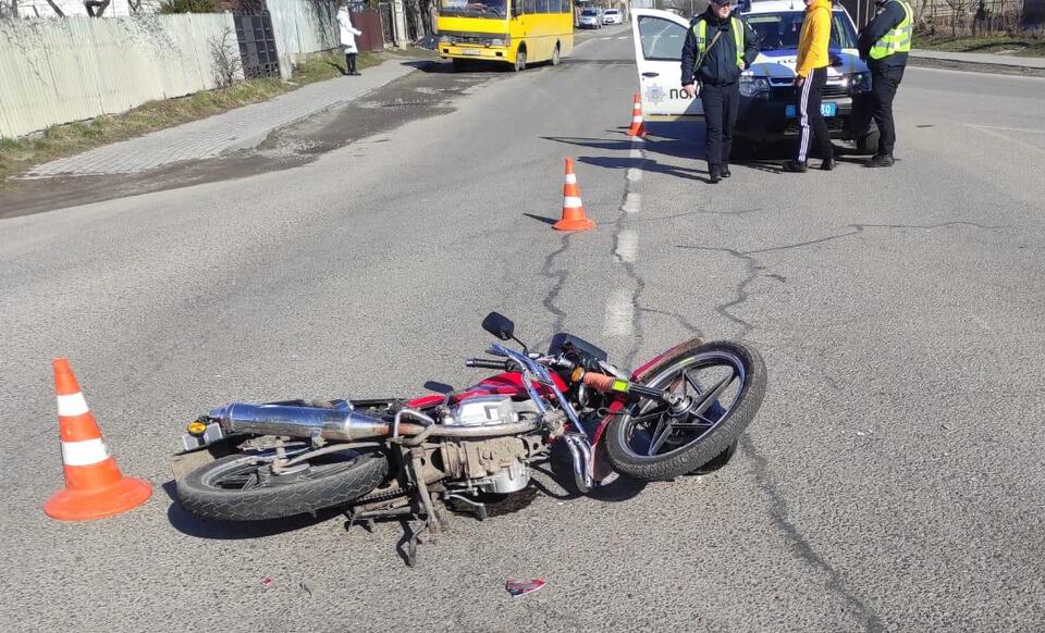 На трасі Львів-Луцьк «БМВ» зіткнувся з мотоциклом