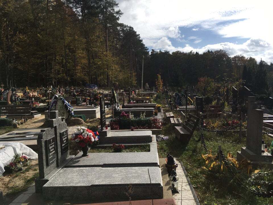 Брюховичі. кладовище