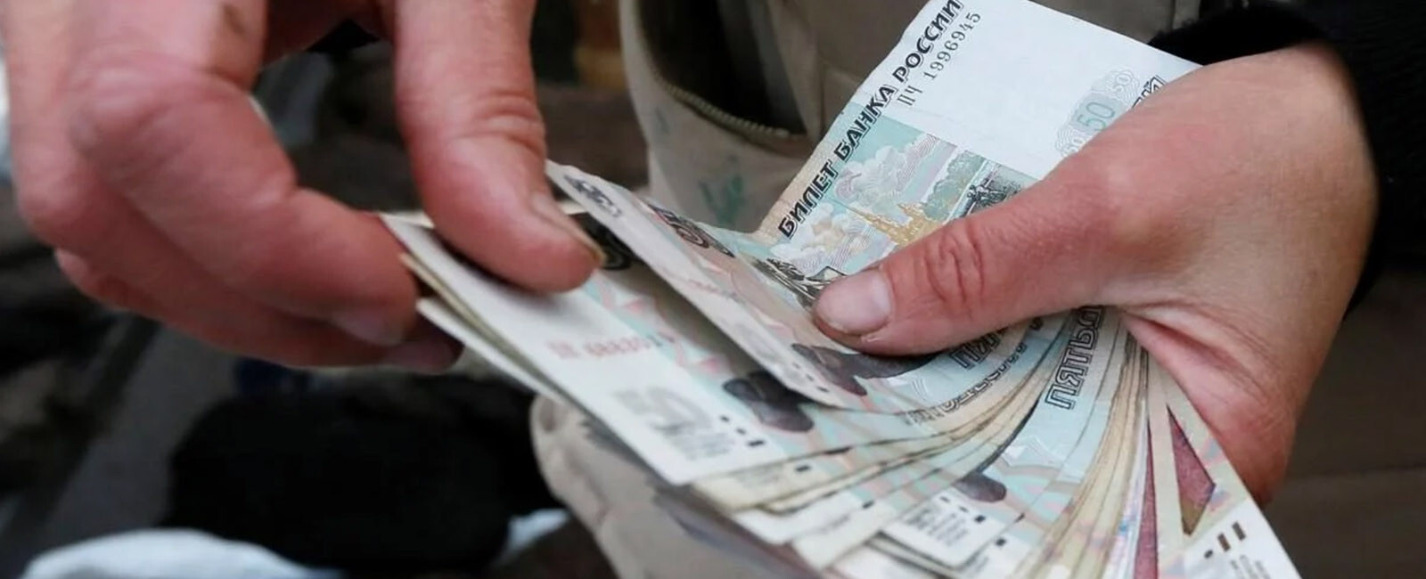 В окупованому Мелітополі росіяни роздають пенсіонерам рублі в обмін на персональні дані