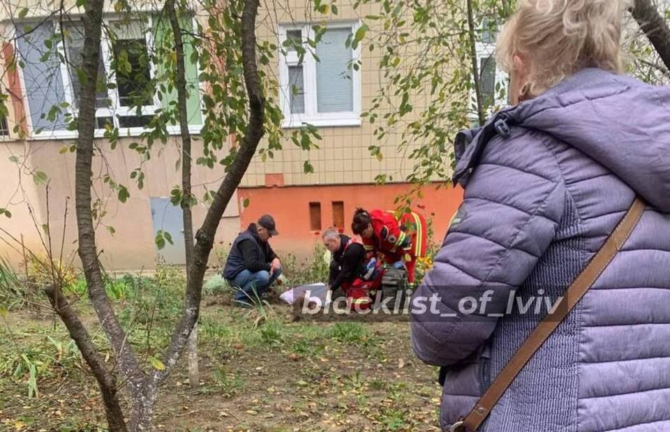У Львові з вікна багатоповерхівки випала 14-річна дівчина