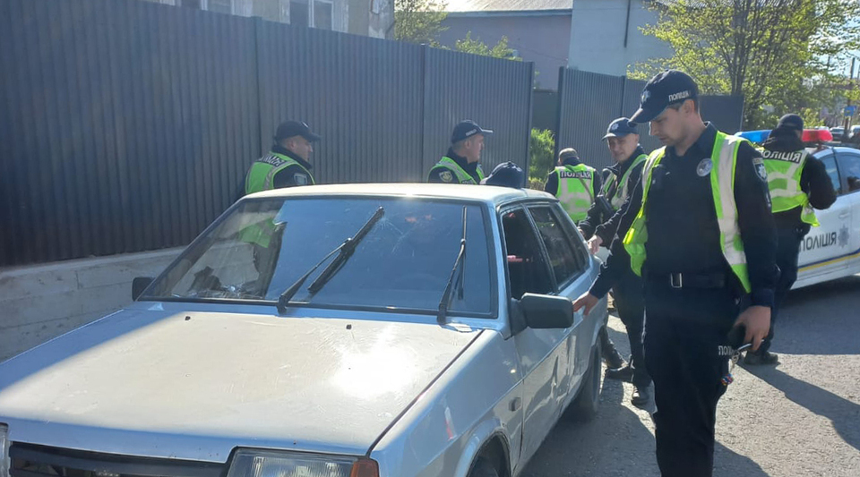 У Львівській області чоловік на викраденому авто збив поліцейського 